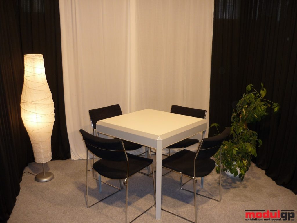 Dohányzó asztal, 4db Tallin székkel